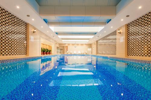 Swimming pool, Crowne Plaza Shanghai By IHG in New Hongqiao Commercial Center and Changning Swimming pool, Crowne Plaza Shanghai By IHG in New Hongqiao Commercial Center and Changning
