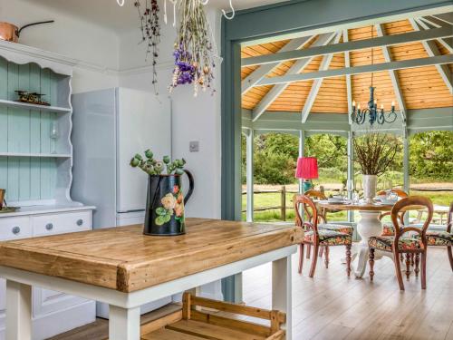 Vybavení, Pass the Keys Pretty Three Bedroomed home near the Beach in Birdham Vybavení, Pass the Keys Pretty Three Bedroomed home near the Beach in Birdham