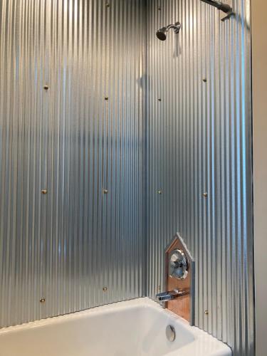 Душ, Eden's Echoes Country Retreat in Хілсвілл (Віргінія) Душ, Eden's Echoes Country Retreat in Хілсвілл (Віргінія)