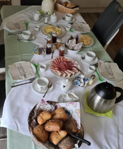 Food and beverages, Gastezimmer Treuen - Bed & Breakfast in Treuen Food and beverages, Gastezimmer Treuen - Bed & Breakfast in Treuen