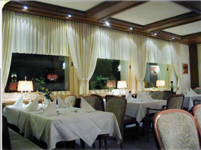 Étterem, Hotel Adler in Lichtenstein (Tubingen) Étterem, Hotel Adler in Lichtenstein (Tubingen)