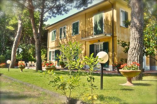 This photo about Hotel Villa Fiorisella shared on HyHotel.com