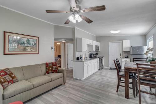 Cozy Bungalow - less than 10 min from NAS Jax! in Lake City