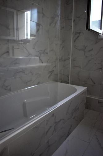 Bathroom, Le Pontoisien en ligne directe pour PARIS in Pontoise Bathroom, Le Pontoisien en ligne directe pour PARIS in Pontoise