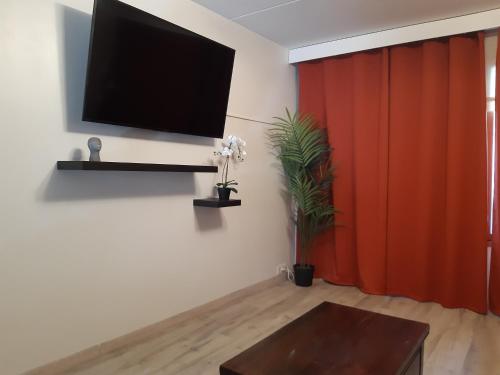 Shared lounge/TV area, Keskustan kaksio parvekkeella, ilmastoitu. in Savonlinna Shared lounge/TV area, Keskustan kaksio parvekkeella, ilmastoitu. in Savonlinna