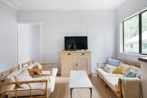 Guestroom, Beach Shack semi detached, 2 Min Walk to Beach - Wattle in Pearl Beach Guestroom, Beach Shack semi detached, 2 Min Walk to Beach - Wattle in Pearl Beach