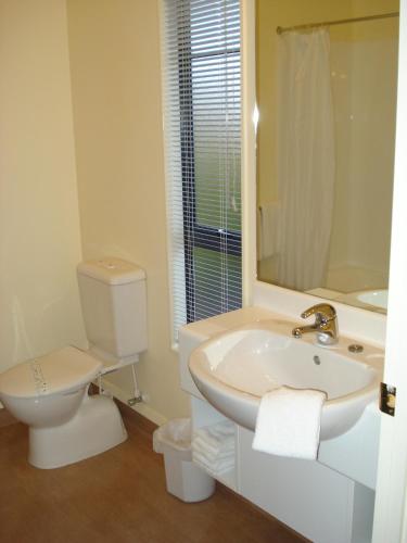 Bathroom, The Peaks Motor Inn in Ohakune Bathroom, The Peaks Motor Inn in Ohakune