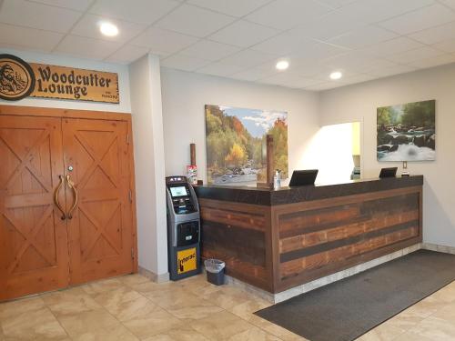 大堂, 雙鬆套房旅館 (Twin Pine Inn & Suites) in 欣頓(AB) 大堂, 雙鬆套房旅館 (Twin Pine Inn & Suites) in 欣頓(AB)