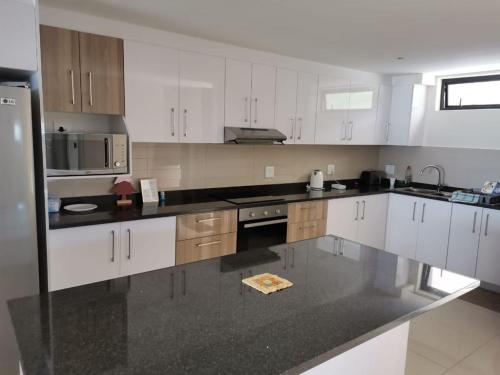 Konyha, Apartment 13 Santana Pebbles, 164 South Beach Road, La Mercy in La- Mercy Konyha, Apartment 13 Santana Pebbles, 164 South Beach Road, La Mercy in La- Mercy