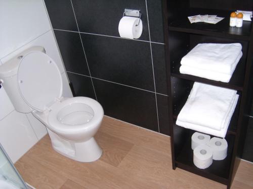 Bathroom, Luxe Strandhuisje op het strand van Wijk aan Zee met wifi in Beverwijk Bathroom, Luxe Strandhuisje op het strand van Wijk aan Zee met wifi in Beverwijk