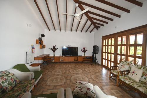 Shared lounge/TV area, Villa Ilusion 88 in Puerto Boyacá Shared lounge/TV area, Villa Ilusion 88 in Puerto Boyacá