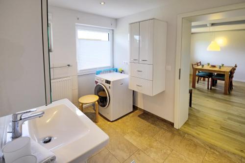 Bathroom, fewo1846 - Landliebe - idyllisch gelegene Wohnung mit 2 Schlafzimmern und Garten in Husby Bathroom, fewo1846 - Landliebe - idyllisch gelegene Wohnung mit 2 Schlafzimmern und Garten in Husby