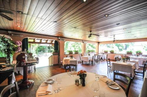 Salón de banquetes, Hotel Terzo Crotto in Cernobbio Salón de banquetes, Hotel Terzo Crotto in Cernobbio