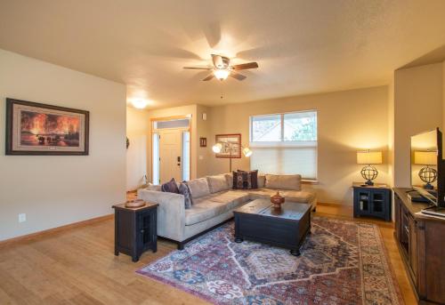 Redtail 3 Bedroom with Spacious Kitchen and Covered Back Deck - 30 Day Stay home in Portland