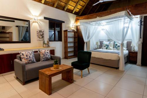 Leopard's Lair Bush Lodge in Hoedspruit Leopard's Lair Bush Lodge in Hoedspruit