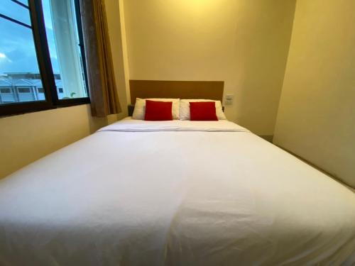 Bed, Laluna River House near Wat Phai Lom Bed, Laluna River House near Wat Phai Lom