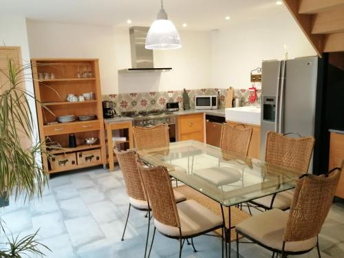 Kitchen, Maison charmante pres des jardins de Monet avec jardin cloture. in Sainte-Genevieve-les-Gasny Kitchen, Maison charmante pres des jardins de Monet avec jardin cloture. in Sainte-Genevieve-les-Gasny