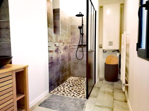 Shower, Maison charmante pres des jardins de Monet avec jardin cloture. in Sainte-Genevieve-les-Gasny Shower, Maison charmante pres des jardins de Monet avec jardin cloture. in Sainte-Genevieve-les-Gasny