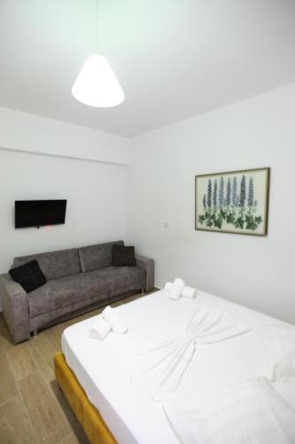 Double Room with Balcony (3 Adults) image 7