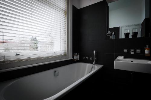 Fürdőszoba, Malmaison Cheltenham in Cheltenham Fürdőszoba, Malmaison Cheltenham in Cheltenham