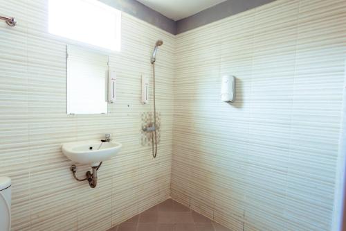 Bathroom, OYO 221 Pratisarawirya near Technology Institute of Sepuluh November - ITS Bathroom, OYO 221 Pratisarawirya near Technology Institute of Sepuluh November - ITS