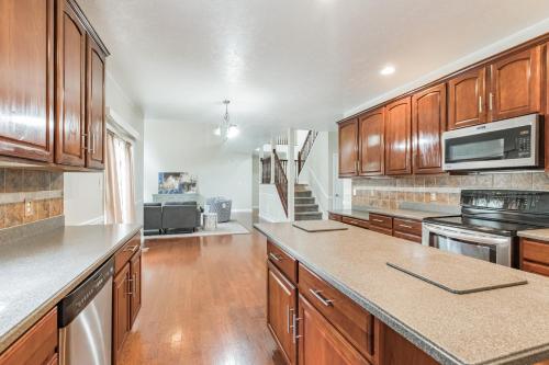 Incredibly Spacious Carmel Home with Fully Equipped Kitchen - 4700 Sq Ft! Sleeps 15! Pet Friendly! h in 印地安那州卡梅爾 (IN) Incredibly Spacious Carmel Home with Fully Equipped Kitchen - 4700 Sq Ft! Sleeps 15! Pet Friendly! h in 印地安那州卡梅爾 (IN)