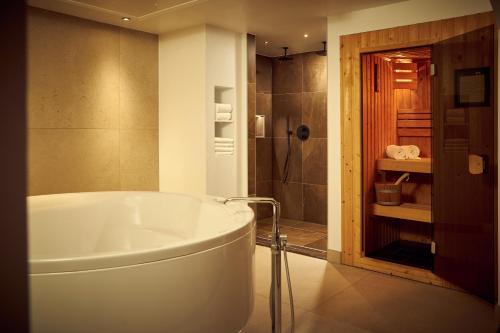 Bathroom, Van der Valk Hotel Emmeloord in Emmeloord Bathroom, Van der Valk Hotel Emmeloord in Emmeloord