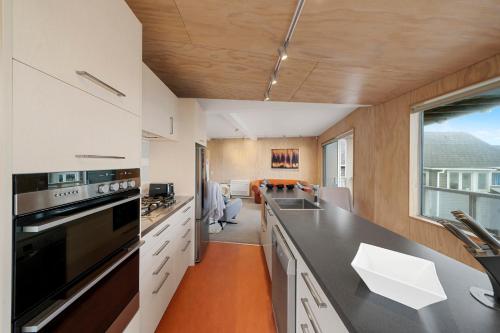 ฝักบัว, Rippling Waves Lookout - Raumati South Home in เปคาคาริกิ ฝักบัว, Rippling Waves Lookout - Raumati South Home in เปคาคาริกิ
