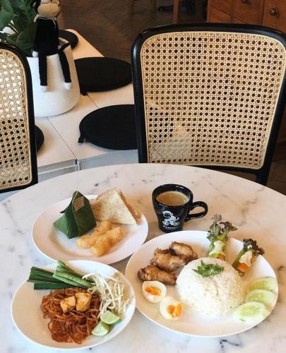 Essen und Erfrischungen, Blu Monkey Hub and Hotel Suratthani (SHA Plus+) near Si Tapi Park Essen und Erfrischungen, Blu Monkey Hub and Hotel Suratthani (SHA Plus+) near Si Tapi Park