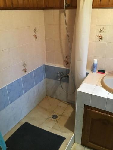 Bathroom, logement dans ferme equestre in Lyons-la-Foret Bathroom, logement dans ferme equestre in Lyons-la-Foret