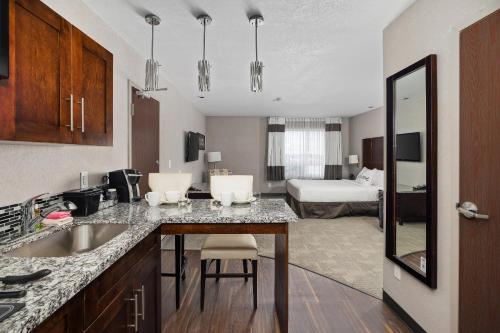 廚房, 約克頓如家套房酒店 (Home Inn & Suites Yorkton) in 約克頓 廚房, 約克頓如家套房酒店 (Home Inn & Suites Yorkton) in 約克頓