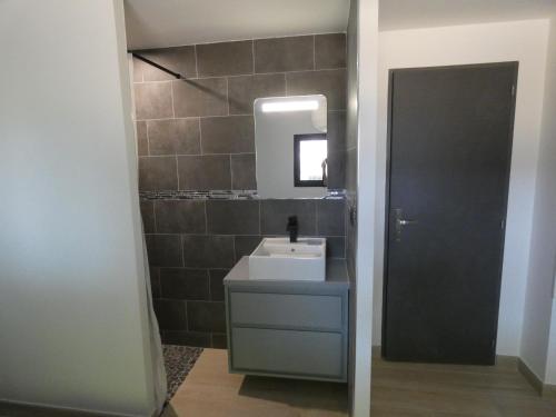 Fürdőszoba, Proche Lac du Salagou, Chambre agréable avec salle d'eau et WC privé (Proche Lac du Salagou, Chambre agreable avec salle d'eau et WC prive) in Clermont-L'Herault Fürdőszoba, Proche Lac du Salagou, Chambre agréable avec salle d'eau et WC privé (Proche Lac du Salagou, Chambre agreable avec salle d'eau et WC prive) in Clermont-L'Herault