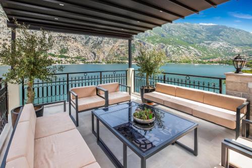 Balkon/teras, Dekaderon Lux Apartments in Mou Balkon/teras, Dekaderon Lux Apartments in Mou