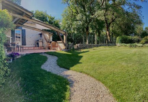 tuin, gîte de charme avec piscine (gite de charme avec piscine) in Castelnau-Montratier tuin, gîte de charme avec piscine (gite de charme avec piscine) in Castelnau-Montratier