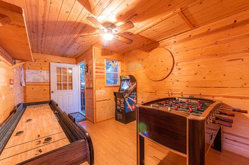 Recreatie-faciliteiten, Cabin #4 The Wolves Den - Pet Friendly- Sleeps 6 - Playground & Game Room in Kohls Ranch Recreatie-faciliteiten, Cabin #4 The Wolves Den - Pet Friendly- Sleeps 6 - Playground & Game Room in Kohls Ranch