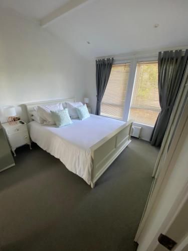 Lovely Lodge in private grounds with enviable view in Hordle Lovely Lodge in private grounds with enviable view in Hordle