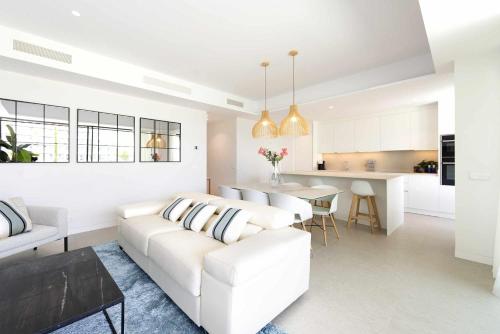 Espectacular bajo con jardín en 1ª línea de playa