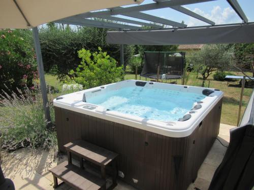 Gyógyfürdő, LE Cabanon des hirondelles in Villecroze Gyógyfürdő, LE Cabanon des hirondelles in Villecroze