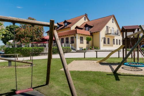 Playground, Hotel & Pension "Zum Birnthaler" in Kallmunz Playground, Hotel & Pension "Zum Birnthaler" in Kallmunz