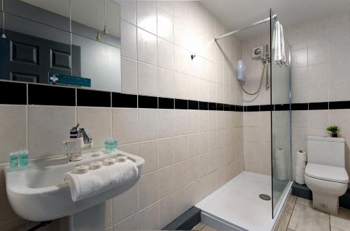 Bathroom, The Glyndwr - Berwyn House in Wrexham Bathroom, The Glyndwr - Berwyn House in Wrexham