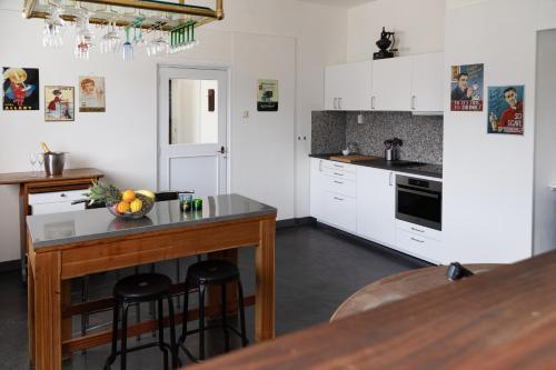 Unieke loft in oud gemeentehuis van Schoondijke - Het Raedthuys in Schoondijke Unieke loft in oud gemeentehuis van Schoondijke - Het Raedthuys in Schoondijke