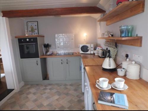 Charming original fishermans cottage on Dungeness beach in Lydd Charming original fishermans cottage on Dungeness beach in Lydd