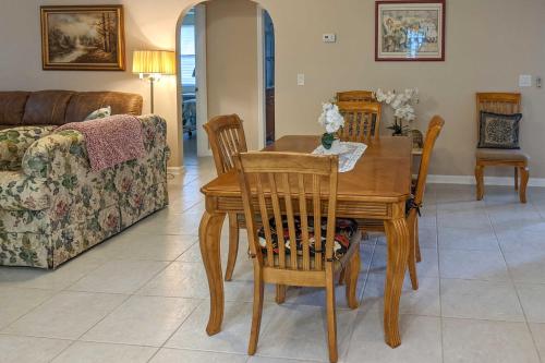 Pet-Friendly Home with Yard - 2 Blocks to Beach in Flagler Beach (FL) Pet-Friendly Home with Yard - 2 Blocks to Beach in Flagler Beach (FL)