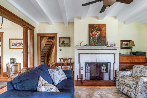 Mountain View Victorian with Convenient Location and Lots of Space tp Play farmhouse in ويست بوينت Mountain View Victorian with Convenient Location and Lots of Space tp Play farmhouse in ويست بوينت