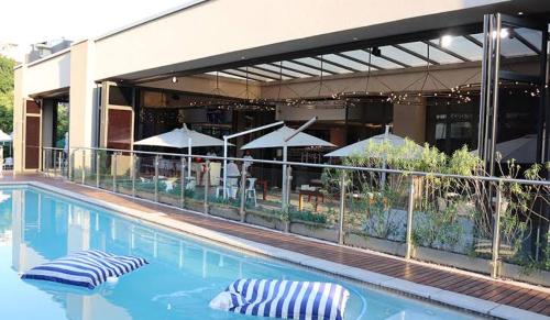 Swimming pool, Sandton Skye Exclusive Apartment in Johannesburg Swimming pool, Sandton Skye Exclusive Apartment in Johannesburg