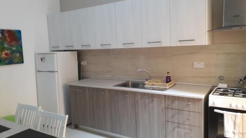 kök, A lovely ground floor apartment, 15 minutes by car from the airport and 2 minutes walk to the beach. in Birzebbuga kök, A lovely ground floor apartment, 15 minutes by car from the airport and 2 minutes walk to the beach. in Birzebbuga