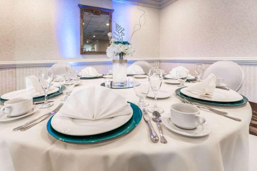 會議室/宴會廳, 品質套房酒店 (Quality Inn & Suites) in 俄亥俄州里奇菲爾德 (OH) 會議室/宴會廳, 品質套房酒店 (Quality Inn & Suites) in 俄亥俄州里奇菲爾德 (OH)