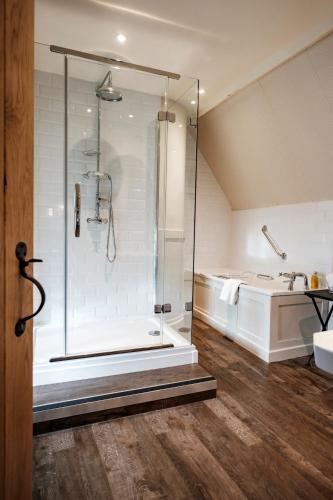 Koupelna, The Bay Tree Hotel in Burford Koupelna, The Bay Tree Hotel in Burford