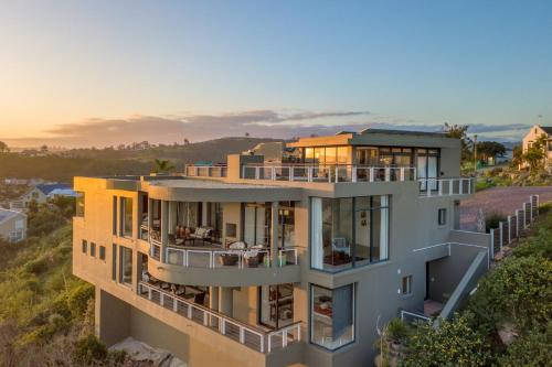 A szálláshely kívülről, Dazzling View, Knysna - Stunning holiday villa with roof deck & 360° views in Knysna Csúcs A szálláshely kívülről, Dazzling View, Knysna - Stunning holiday villa with roof deck & 360° views in Knysna Csúcs