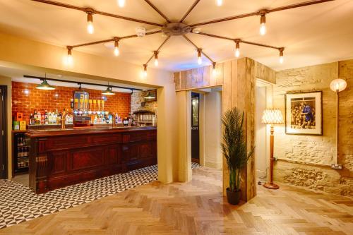 Bar/ Salón, Brewhouse and Kitchen in Worthing Bar/ Salón, Brewhouse and Kitchen in Worthing